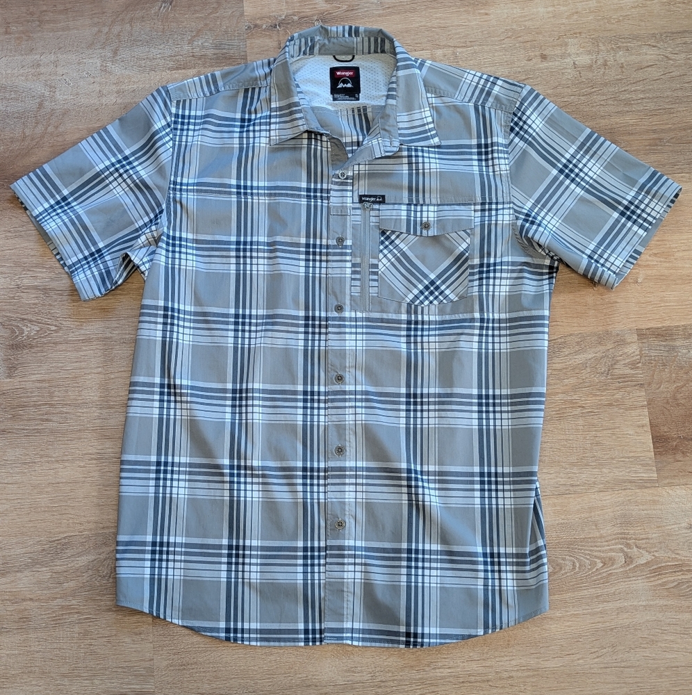 Wrangler Men’s Outdoor Plaid Short Sleeve Zip Pocket Shirt with UPF 40